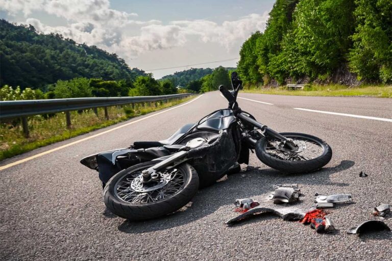 A fallen motorcycle on the roadside, illustrating the potential injuries associated with motorcycle accidents in Georgia.