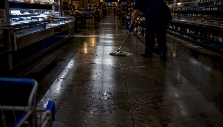Wet grocery store floor with no warning sign