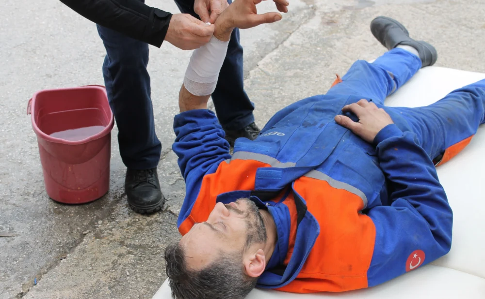 Worker reporting an on-the-job injury to an Atlanta supervisor