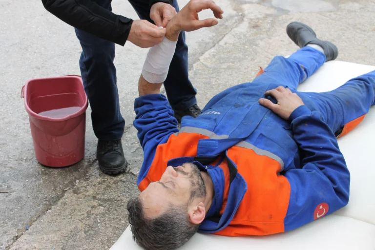 Worker reporting an on-the-job injury to an Atlanta supervisor