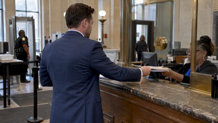 Attorney filing Georgia crash claim at courthouse